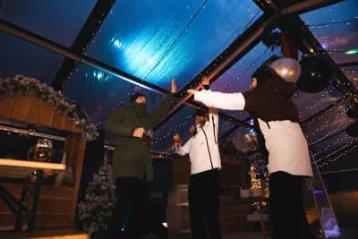 Feest in de blauw verlichte kastent