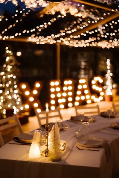 XMAS-lichtletters en gedekte tafels in de kas