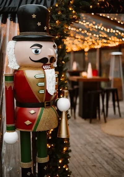 Teun de Notenkraker bij de ingang van de Christmas Hideout