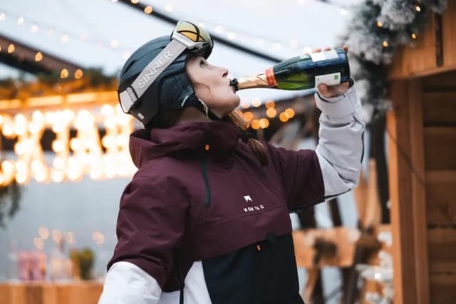Gast neemt een slok in de Après Ski Hideout