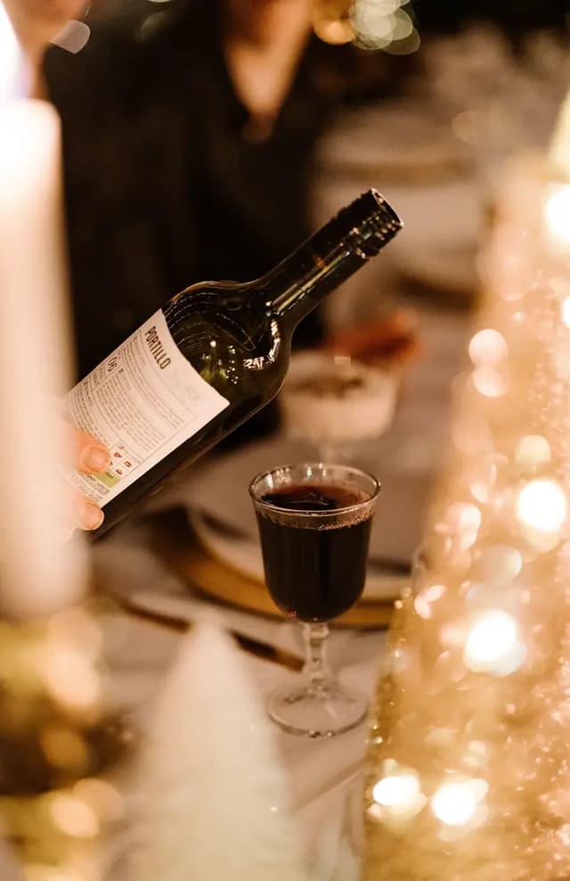 Glas rode wijn tussen de kerstlichtjes