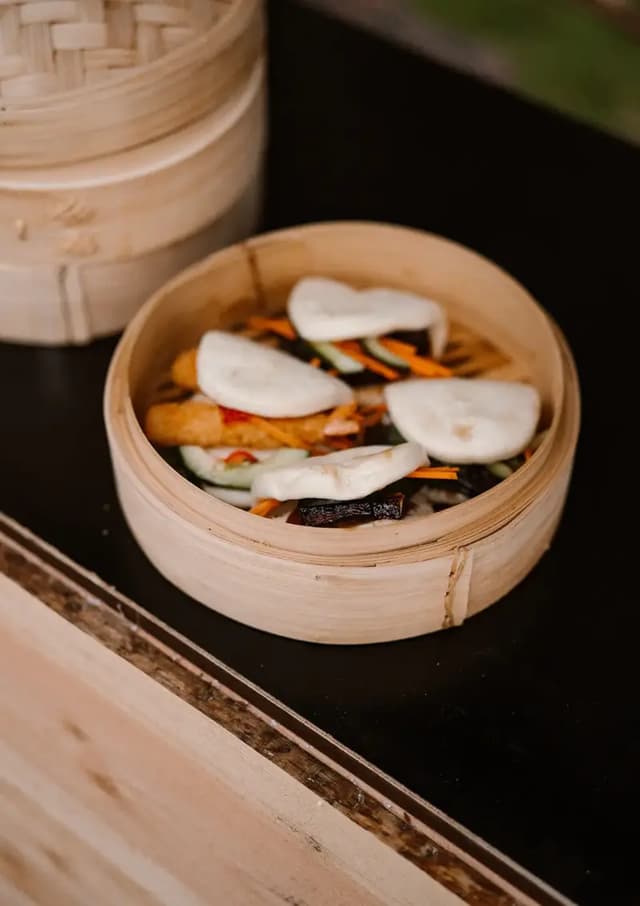 Bao buns in een bamboemandje