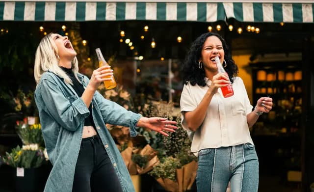 Dansen onder de lichtjes met een frisdrankje